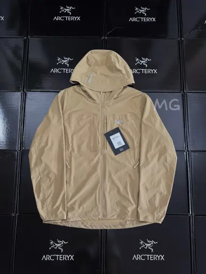 款号G21 新配色砂陶棕 顶级品质 2024年3月推出Gamma SL/升级版刺绣标Arcteryx Gamma LightWeight Hoody 全新改款设计 胸前口袋跟mx对齐!防风防泼水,UPF防晒50 % 春夏秋季轻透气软壳!面料轻薄春夏秋可穿! 我称之为不加绒的伽马MX哈哈! ARCTERYX 始祖鸟Gamma Lightweight Hoody 纯色连帽软壳春秋新款轻薄户外防风防晒夹克外套 徒步旅行可以是一次轻松的漫步,可以是一次前往偏远湖泊的旅行,也可以是一次登山或滑雪之旅的开端.无论是哪种徒步旅行,你都需要一款能适应多变微气候和天气的防护服.这款Gamma LightWeight 连帽衣就能满足这样的需求.其轻薄耐久的FortiusTM1.0双层组织面料具有四向弹力,且防风、防水、防晒.透气.StormHood兜帽提供保护的同时不会影响周边视线,拼接的修身剪裁和高效设计简洁. Gamma LightWeight是Gamma软壳外套系列中薄的款式,面料四维弹力,防风防小雨,UPF防晒50 % 轻薄透气,适合春夏穿着. 颜色:隐秘灰 琢石蓝 球藻绿 黑色 (⚠️只有黑色有XXL码) 肩宽: 48 50 52 54 胸围: 114 118 122 126 袖长: 64 65 66 67 前衣长:66 68 70 72 后衣长:70 72 76 80 建议尺寸为合身尺寸 S(130斤以内) M(130-150斤) L(150-170斤) XL(170-190斤)